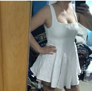 Elegant White Sleeveless Dress